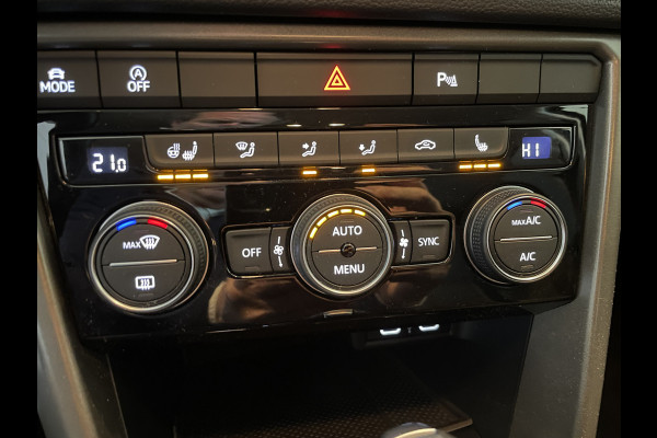 Volkswagen T-Roc 1.5 TSI Style Automaat - Climate control - Cruise control - Parkeersensoren voor en achter - Achteruitrijcamera - Stuurverwarming - Stoelverwarming - Dakrails - Bluetooth - Start/stop systeem - Stuur multi