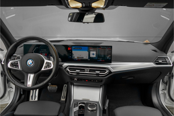 BMW 3-serie 330e High Executive M-Sport Trekhaak Stoelverwarming HiFi 19"