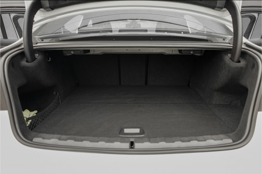BMW 3-serie 330e High Executive M-Sport Trekhaak Stoelverwarming HiFi 19"