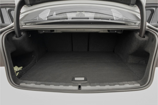 BMW 3-serie 330e High Executive M-Sport Trekhaak Stoelverwarming HiFi 19"