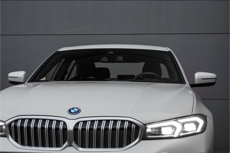 BMW 3-serie 330e High Executive M-Sport Trekhaak Stoelverwarming HiFi 19"