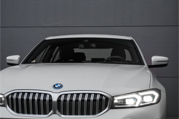 BMW 3-serie 330e High Executive M-Sport Trekhaak Stoelverwarming HiFi 19"