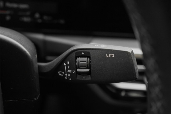 BMW 3-serie 330e High Executive M-Sport Trekhaak Stoelverwarming HiFi 19"