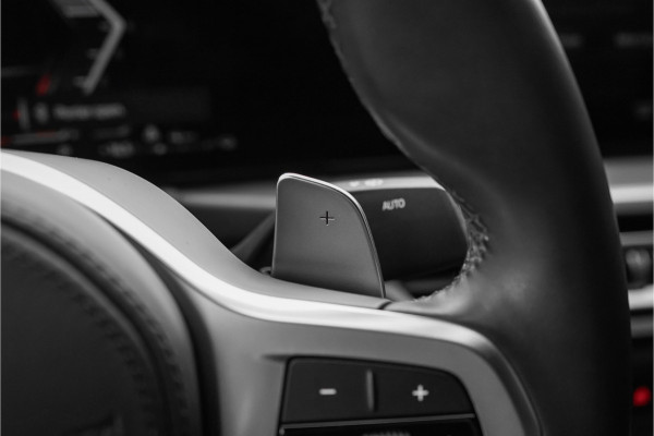 BMW 3-serie 330e High Executive M-Sport Trekhaak Stoelverwarming HiFi 19"