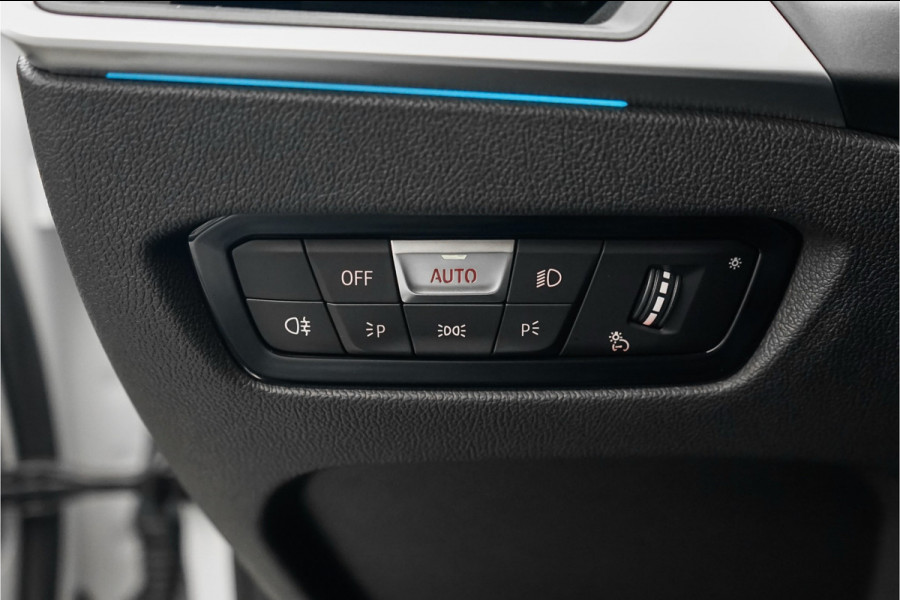BMW 3-serie 330e High Executive M-Sport Trekhaak Stoelverwarming HiFi 19"