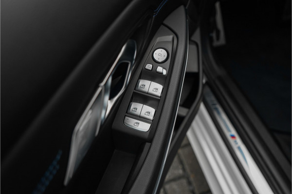 BMW 3-serie 330e High Executive M-Sport Trekhaak Stoelverwarming HiFi 19"