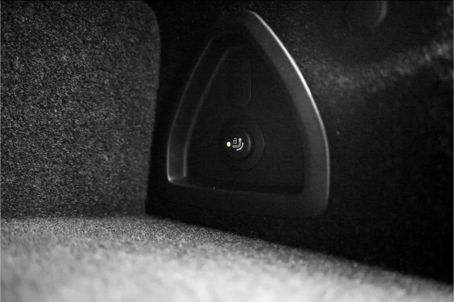 BMW 3-serie 330e High Executive M-Sport Trekhaak Stoelverwarming HiFi 19"