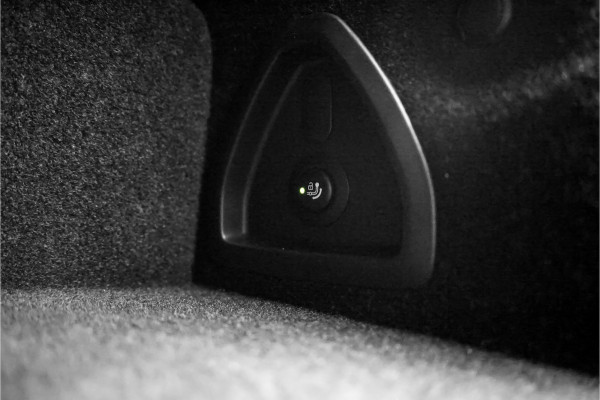 BMW 3-serie 330e High Executive M-Sport Trekhaak Stoelverwarming HiFi 19"