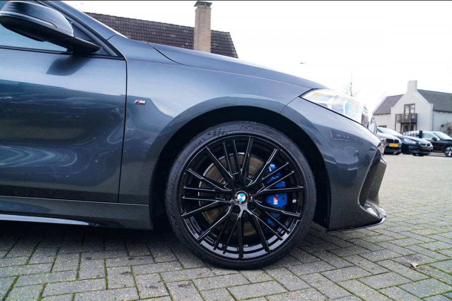 BMW 1-serie M135i xDrive High Executive | Facelift | Multimedia | LED | Stuurwiel verwarmd | Stoelverwarming | NAP | Navigatie |