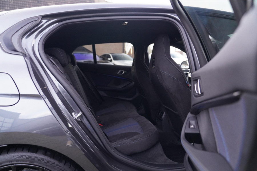 BMW 1-serie M135i xDrive High Executive | Facelift | Multimedia | LED | Stuurwiel verwarmd | Stoelverwarming | NAP | Navigatie |