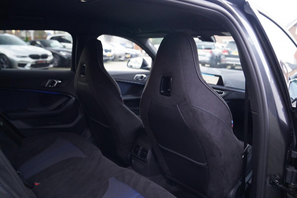 BMW 1-serie M135i xDrive High Executive | Facelift | Multimedia | LED | Stuurwiel verwarmd | Stoelverwarming | NAP | Navigatie |