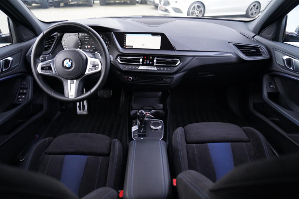 BMW 1-serie M135i xDrive High Executive | Facelift | Multimedia | LED | Stuurwiel verwarmd | Stoelverwarming | NAP | Navigatie |