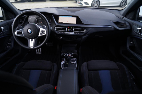 BMW 1-serie M135i xDrive High Executive | Facelift | Multimedia | LED | Stuurwiel verwarmd | Stoelverwarming | NAP | Navigatie |