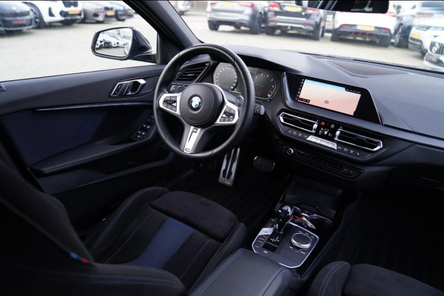 BMW 1-serie M135i xDrive High Executive | Facelift | Multimedia | LED | Stuurwiel verwarmd | Stoelverwarming | NAP | Navigatie |