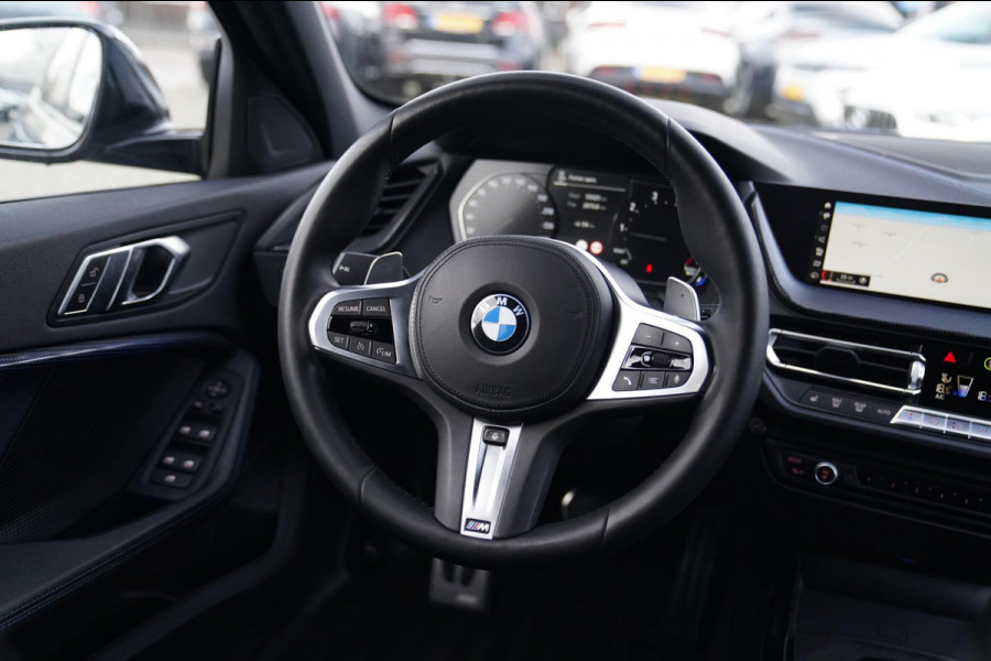 BMW 1-serie M135i xDrive High Executive | Facelift | Multimedia | LED | Stuurwiel verwarmd | Stoelverwarming | NAP | Navigatie |