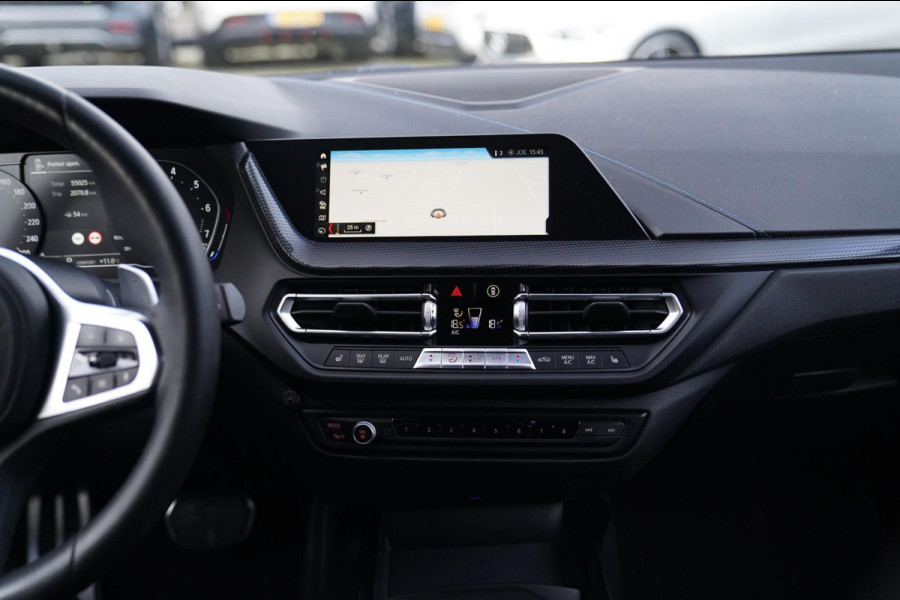 BMW 1-serie M135i xDrive High Executive | Facelift | Multimedia | LED | Stuurwiel verwarmd | Stoelverwarming | NAP | Navigatie |