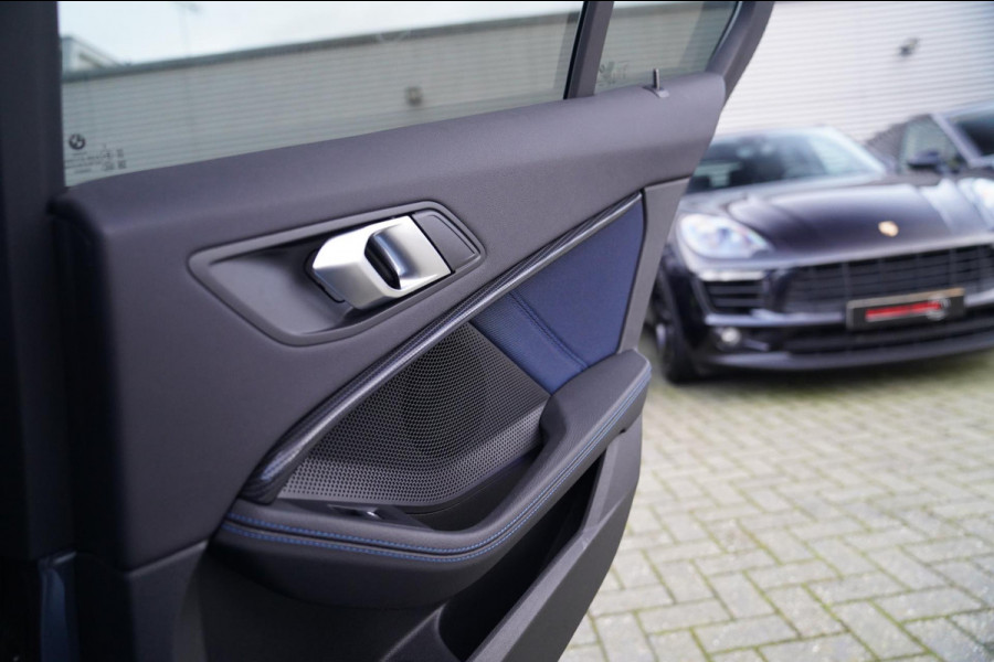 BMW 1-serie M135i xDrive High Executive | Facelift | Multimedia | LED | Stuurwiel verwarmd | Stoelverwarming | NAP | Navigatie |