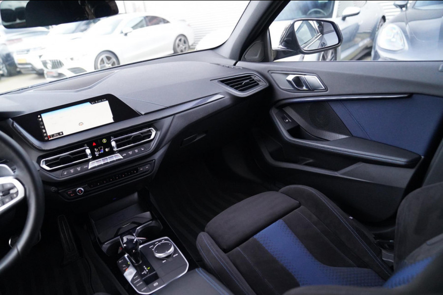 BMW 1-serie M135i xDrive High Executive | Facelift | Multimedia | LED | Stuurwiel verwarmd | Stoelverwarming | NAP | Navigatie |