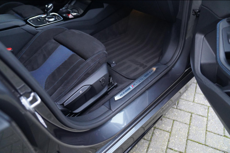 BMW 1-serie M135i xDrive High Executive | Facelift | Multimedia | LED | Stuurwiel verwarmd | Stoelverwarming | NAP | Navigatie |