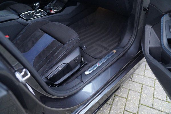 BMW 1-serie M135i xDrive High Executive | Facelift | Multimedia | LED | Stuurwiel verwarmd | Stoelverwarming | NAP | Navigatie |