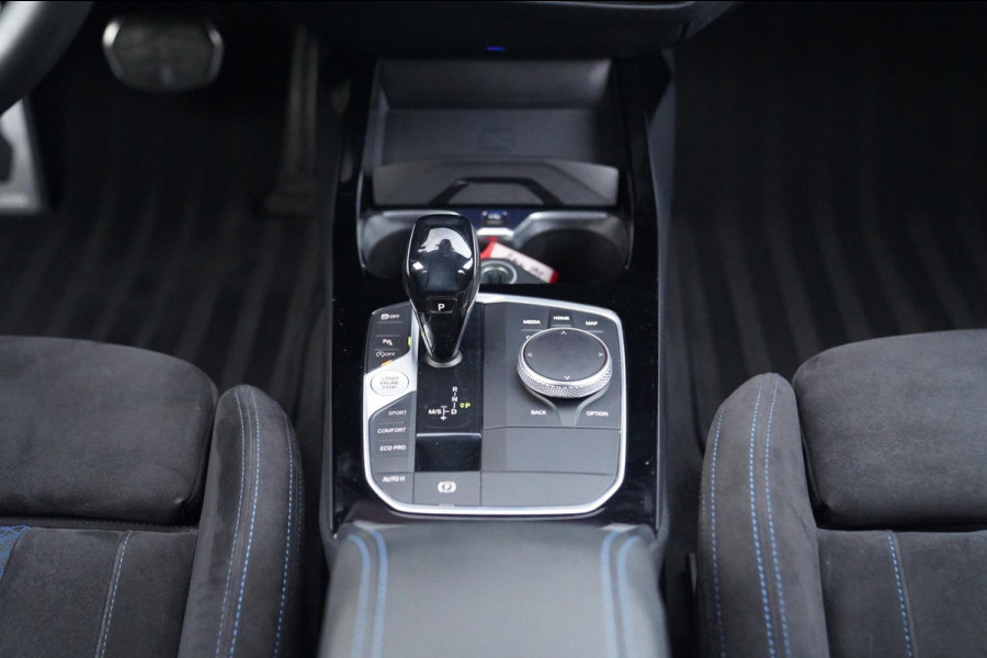 BMW 1-serie M135i xDrive High Executive | Facelift | Multimedia | LED | Stuurwiel verwarmd | Stoelverwarming | NAP | Navigatie |