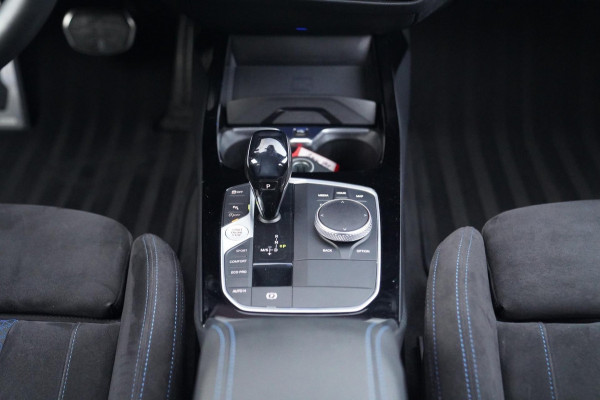 BMW 1-serie M135i xDrive High Executive | Facelift | Multimedia | LED | Stuurwiel verwarmd | Stoelverwarming | NAP | Navigatie |