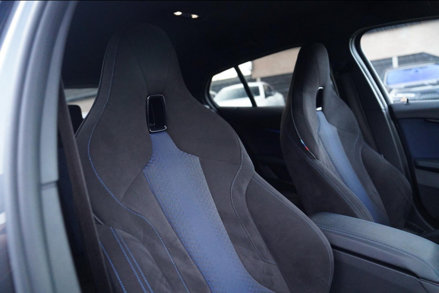 BMW 1-serie M135i xDrive High Executive | Facelift | Multimedia | LED | Stuurwiel verwarmd | Stoelverwarming | NAP | Navigatie |