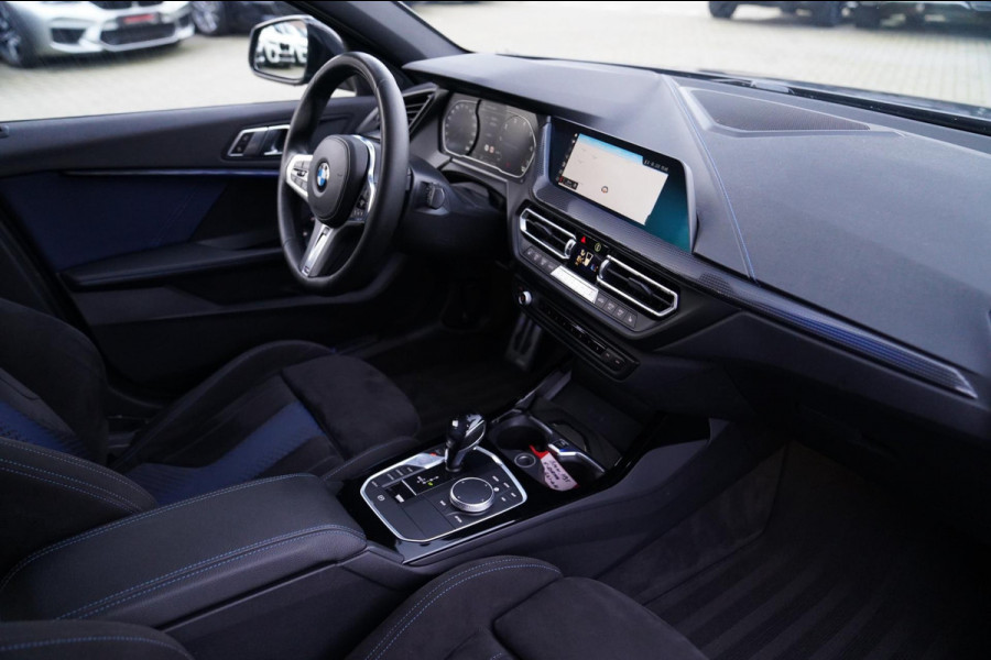 BMW 1-serie M135i xDrive High Executive | Facelift | Multimedia | LED | Stuurwiel verwarmd | Stoelverwarming | NAP | Navigatie |
