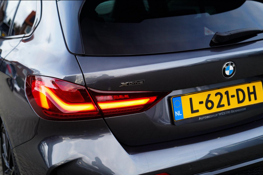 BMW 1-serie M135i xDrive High Executive | Facelift | Multimedia | LED | Stuurwiel verwarmd | Stoelverwarming | NAP | Navigatie |