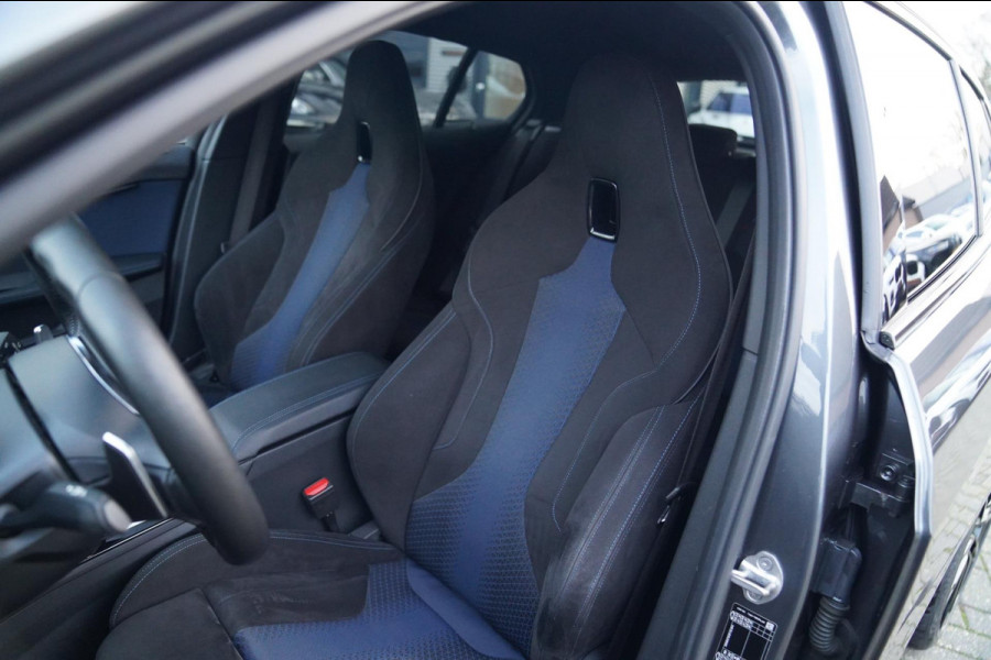 BMW 1-serie M135i xDrive High Executive | Facelift | Multimedia | LED | Stuurwiel verwarmd | Stoelverwarming | NAP | Navigatie |