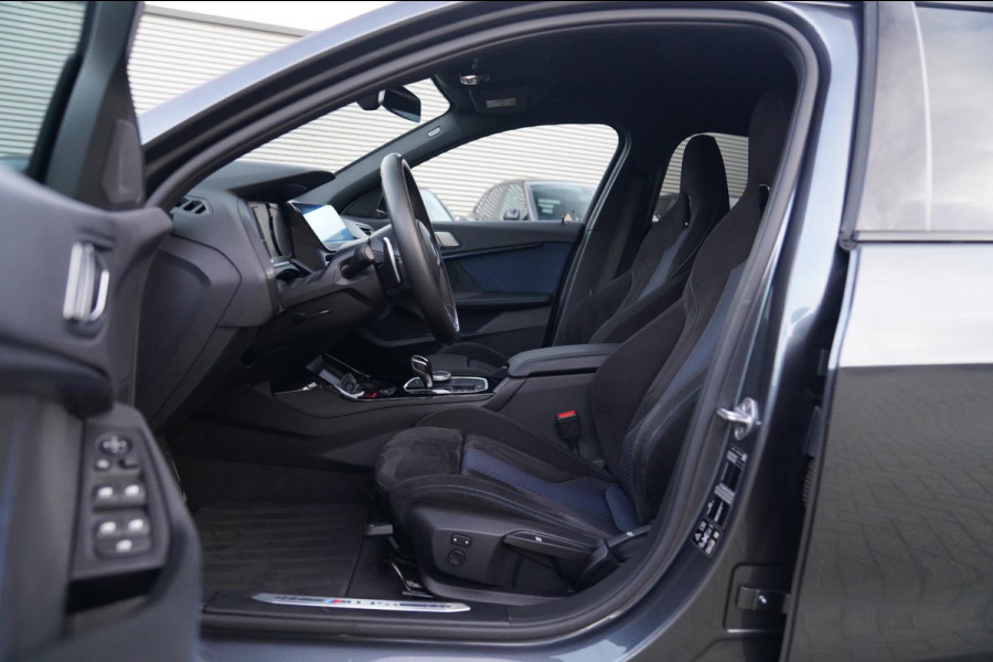 BMW 1-serie M135i xDrive High Executive | Facelift | Multimedia | LED | Stuurwiel verwarmd | Stoelverwarming | NAP | Navigatie |