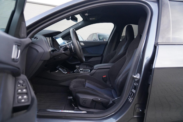 BMW 1-serie M135i xDrive High Executive | Facelift | Multimedia | LED | Stuurwiel verwarmd | Stoelverwarming | NAP | Navigatie |