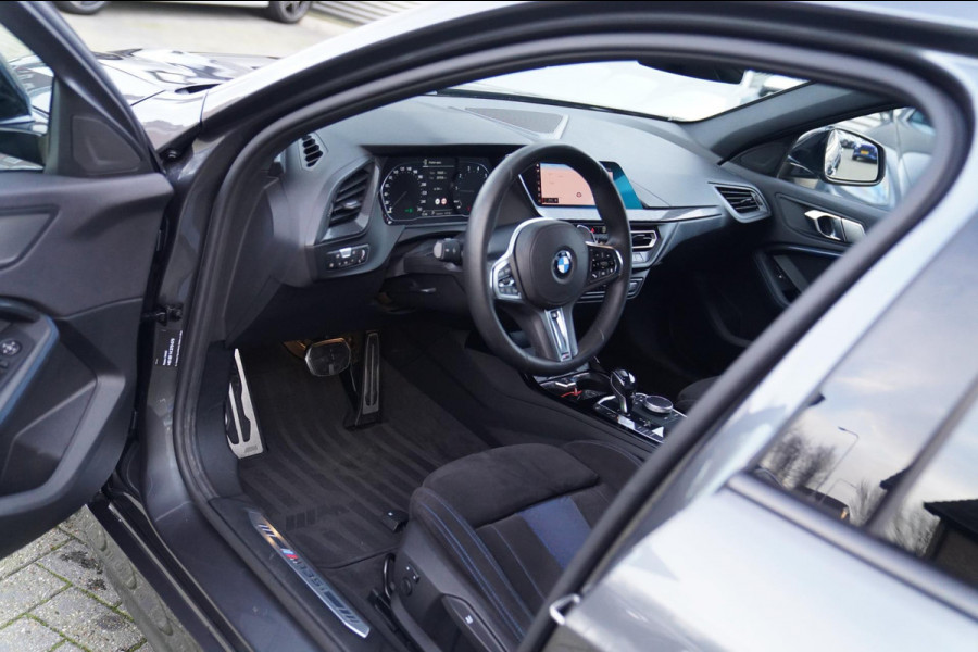 BMW 1-serie M135i xDrive High Executive | Facelift | Multimedia | LED | Stuurwiel verwarmd | Stoelverwarming | NAP | Navigatie |