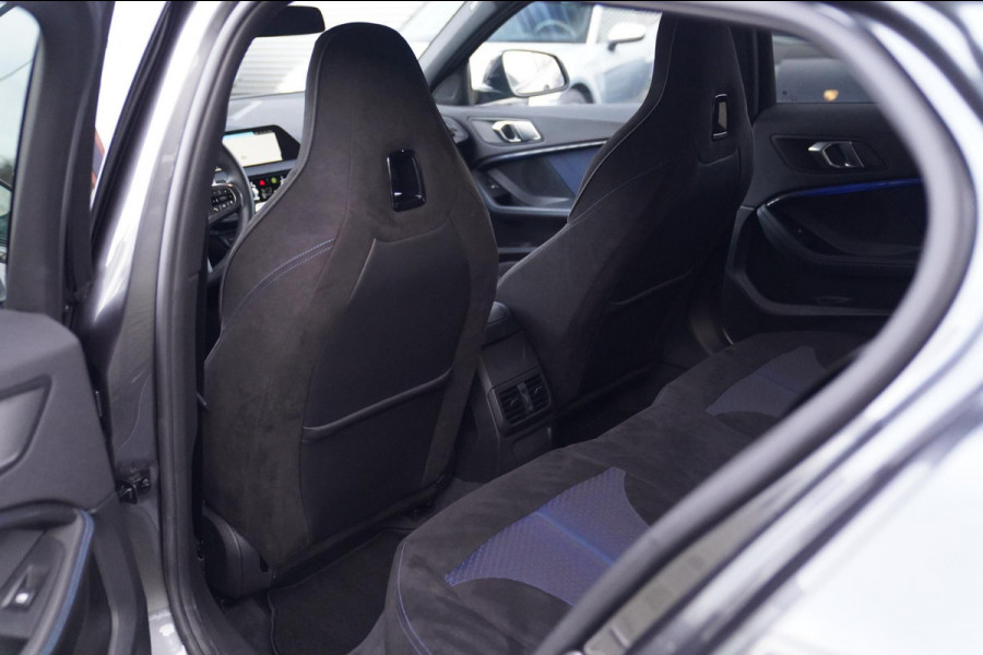 BMW 1-serie M135i xDrive High Executive | Facelift | Multimedia | LED | Stuurwiel verwarmd | Stoelverwarming | NAP | Navigatie |