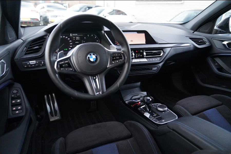 BMW 1-serie M135i xDrive High Executive | Facelift | Multimedia | LED | Stuurwiel verwarmd | Stoelverwarming | NAP | Navigatie |
