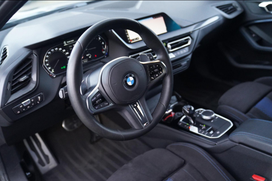 BMW 1-serie M135i xDrive High Executive | Facelift | Multimedia | LED | Stuurwiel verwarmd | Stoelverwarming | NAP | Navigatie |