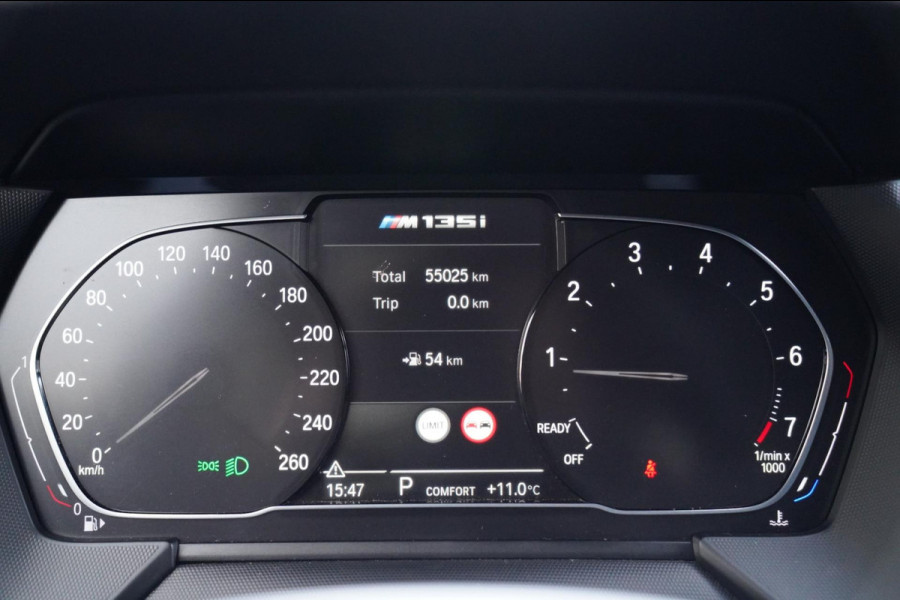 BMW 1-serie M135i xDrive High Executive | Facelift | Multimedia | LED | Stuurwiel verwarmd | Stoelverwarming | NAP | Navigatie |