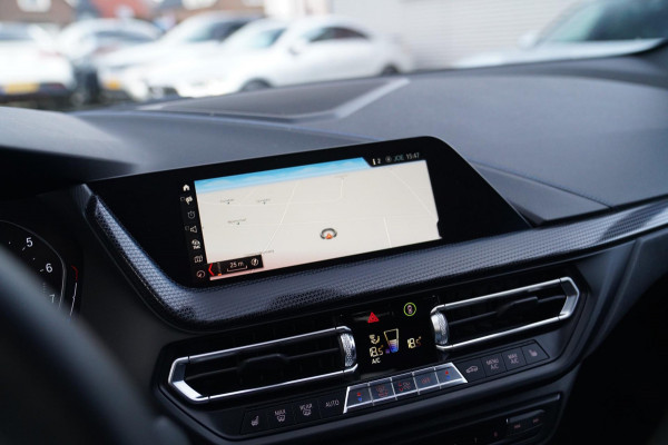 BMW 1-serie M135i xDrive High Executive | Facelift | Multimedia | LED | Stuurwiel verwarmd | Stoelverwarming | NAP | Navigatie |