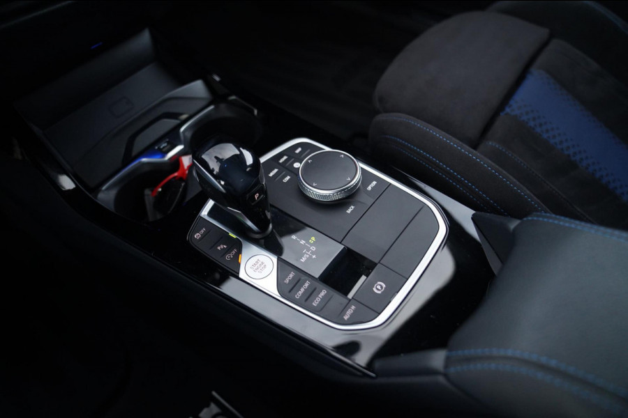 BMW 1-serie M135i xDrive High Executive | Facelift | Multimedia | LED | Stuurwiel verwarmd | Stoelverwarming | NAP | Navigatie |