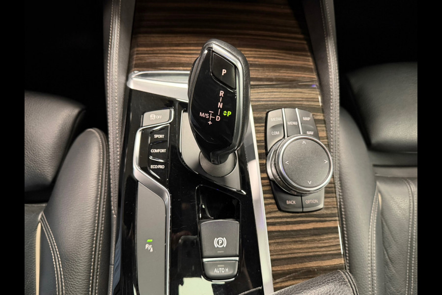 BMW 5 Serie Touring 540i M xDrive High Executive AUT. PANORAMADAK HEAD-UP NAVIGATIE CAMERA STOELVERWARMING LEDER SFEERVERLICHTING