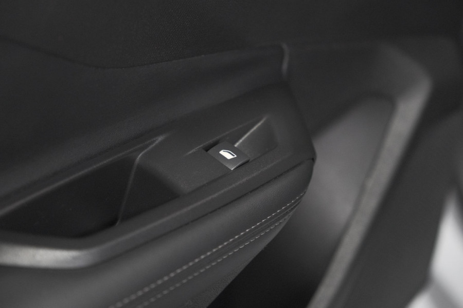 Peugeot 408 Hybrid 136 e-DCS6 Allure | 360 Camera | Adaptieve Cruise Control | Allseason Banden | Navigatie