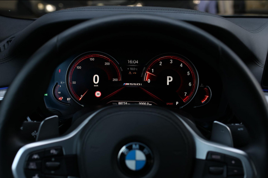 BMW 5 Serie M550i xDrive *Nachtzicht*Massage*H/K*360 Camera*Trekhaak*