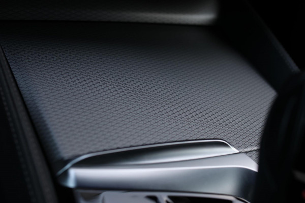 BMW 5 Serie M550i xDrive *Nachtzicht*Massage*H/K*360 Camera*Trekhaak*