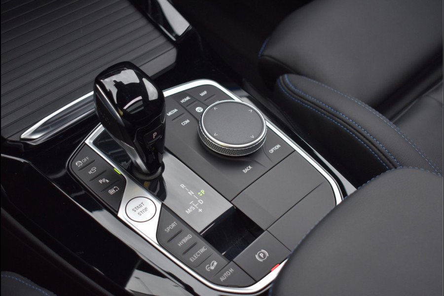 BMW X3 xDrive30e M-Pakket 292 Pk Frozen Black M-Stoelen Pano Navi 360 Memory Hud Carbon Camera Leder Laser 20 Inch