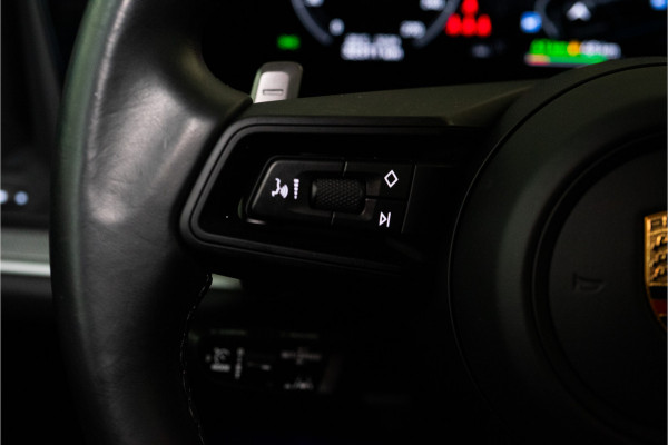 Porsche Cayenne 3.0 E-Hybrid 470PK | Krijt | Pano | InnoDrive | Sfeer | Bose | Lucht | 12 MND Garantie