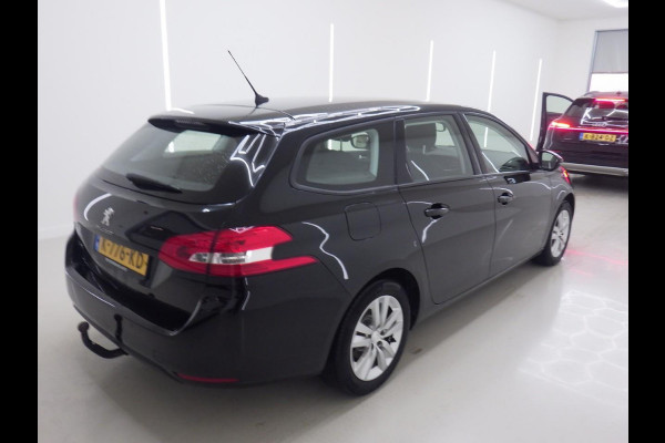 Peugeot 308 SW 1.2 PureTech Blue Lease Active Airco Navi Carplay PDC Achter Trekhaak Lichtmetalen velgen Cruise Control Distr. riem reeds vervangen! APK 01-2027