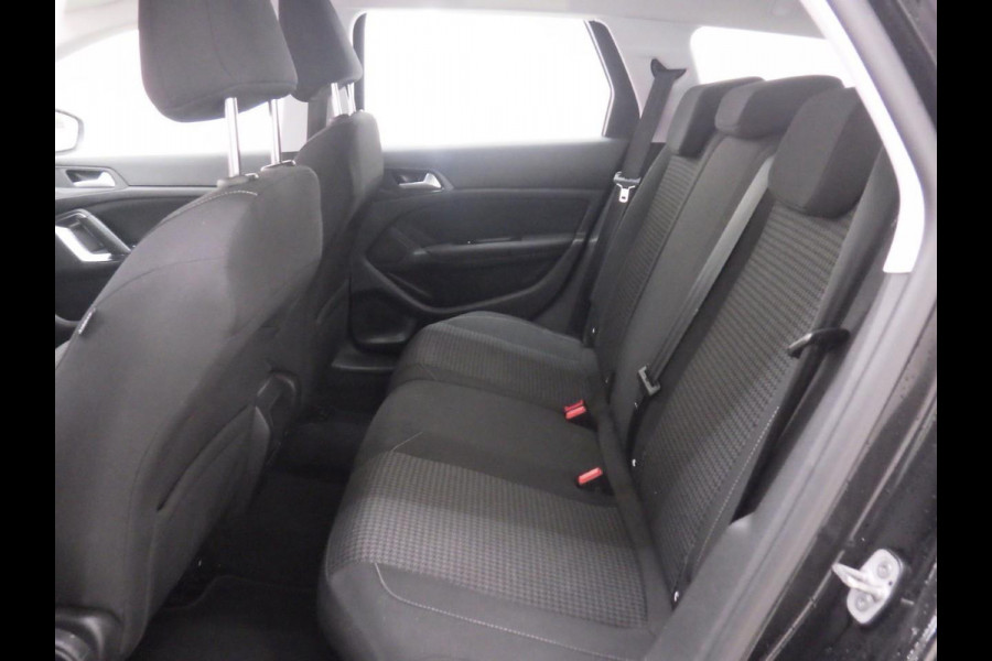 Peugeot 308 SW 1.2 PureTech Blue Lease Active Airco Navi Carplay PDC Achter Trekhaak Lichtmetalen velgen Cruise Control Distr. riem reeds vervangen! APK 01-2027