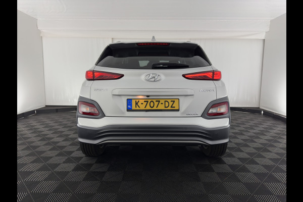 Hyundai Kona EV Fashion 64 kWh (3-Fase) {SOH-100%} (INCL-BTW)  Aut * HEATPUMP | NAVI-FULLMAP | LEATHER-FABRIC | KEYLESS | CAMERA | DAB | ECC | PDC | ADAPTIVE-CRUISE | LANE-ASSIST | HEATED SEATS | PRIVACY-GLASS | HEAD-UP | SHIFT-PADDLES | 17"A