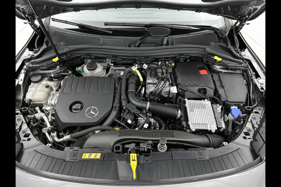 Mercedes-Benz GLA 250 e AMG Plug-In Hybride 5 spaaks lichtmetalen velgen | Navigatie | Parking support met camera | Inclusief 24 maanden MB Certified garantie voor Europa.
