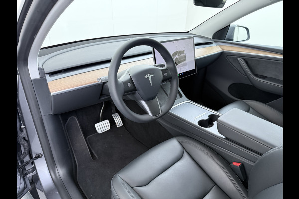Tesla Model Y Performance 534pk 0-100 3,8 sec. Trekhaak AWD 78,1kWh Warmtepomp FSD-Comp.3 AutoPilot Carbon-Spoiler Elek.Achterklep AMD-Ryzen P Camera Navi LED ACC DAB Voorverwarmen interieur en Keyless via App One-Pedal-Drive Garantie op Accu 03-02-2031 maz. 192.000km max. 250Kw laadvermogen !